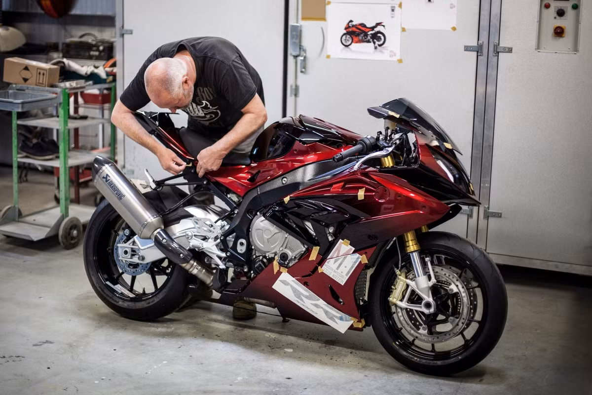 Dù không tiết lộ chi tiết "bí quyết nghề nghiệp", nhưng ông cho biết rằng trước khi sơn, bề mặt vỏ xe đã được đánh giấy ráp mịn rất nhiều lần để có bề mặt "chuẩn" nhất, trước khi sơn lót màu đỏ ánh kim nhạt và màu đen ánh kim.