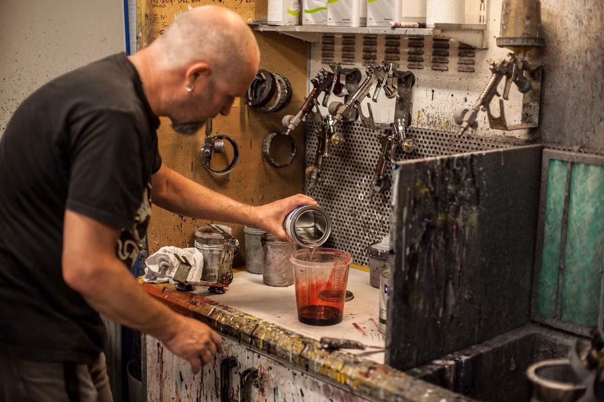 Việc hòa sơn cũng lại là cả một công đoạn gian lao khi Lindberg muốn sử dụng sơn với gốc từ nước nhiều nhất có thể, tuy nhiên những màu sắc được ông dùng để hòa hiện vẫn chưa dựa trên tiêu chuẩn này. Cuối cùng, ông đã phải dùng tới một dung dịch có tên Standox.