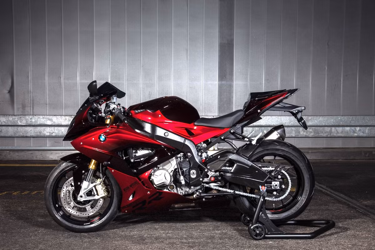 Chính xác hơn, chiếc BMW S1000RR Mission: Impossible Rogue Nation là sản phẩm hợp tác giữa BMW Motorrad, nghệ nhân sơn xe người Thụy Sĩ Håkan Lindberg và nhà thiết kế người Áo Piers Spencer Phillips.