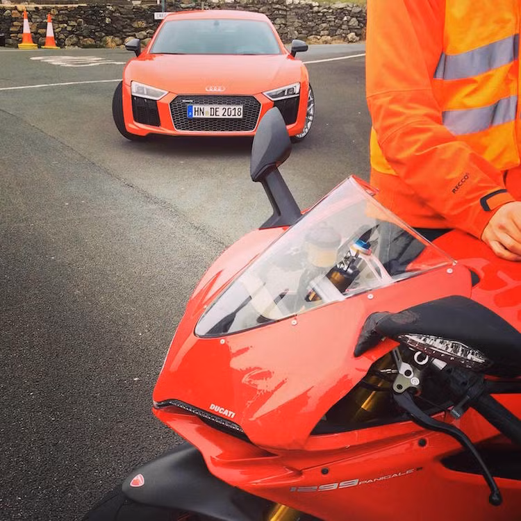 Chính bởi tốc độ "vũ bão" Audi R8 Plus, nó hoàn toàn có thể "sánh đôi" cùng mẫu super-bike 1299 Panigale S đầy uy lực nhà Ducati để tạo ra một cặp đôi "siêu" hoàn hảo.