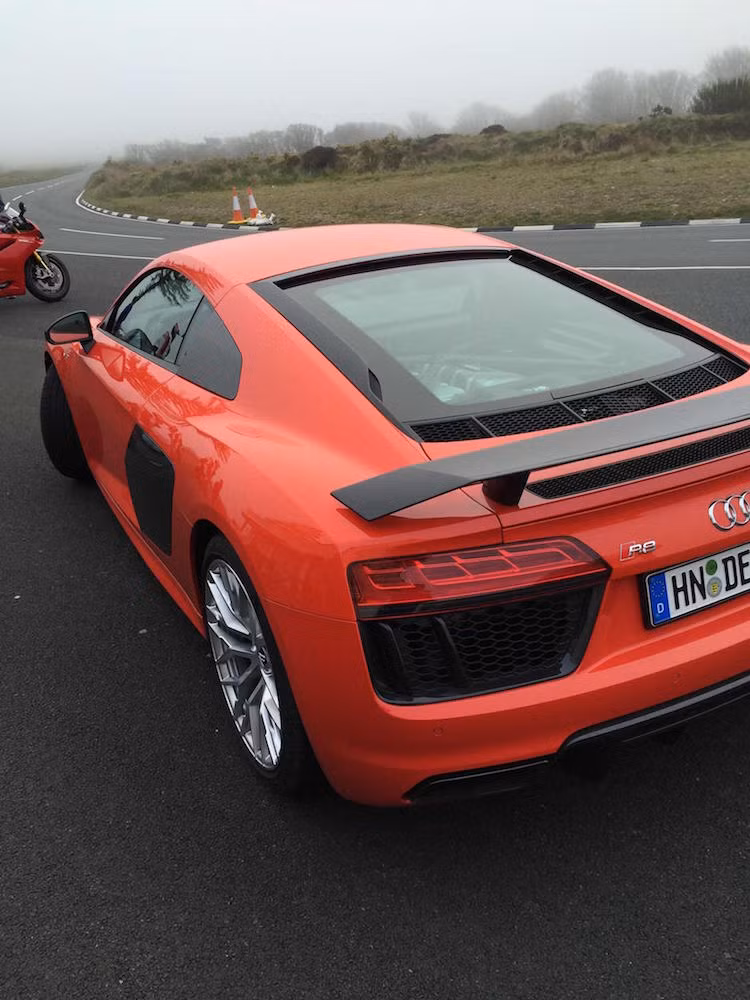 Phần đuôi xe cũng có đèn hậu dùng công nghệ LED. Phiên bản R8 Plus này còn có thêm cánh đuôi gắn phía sau.