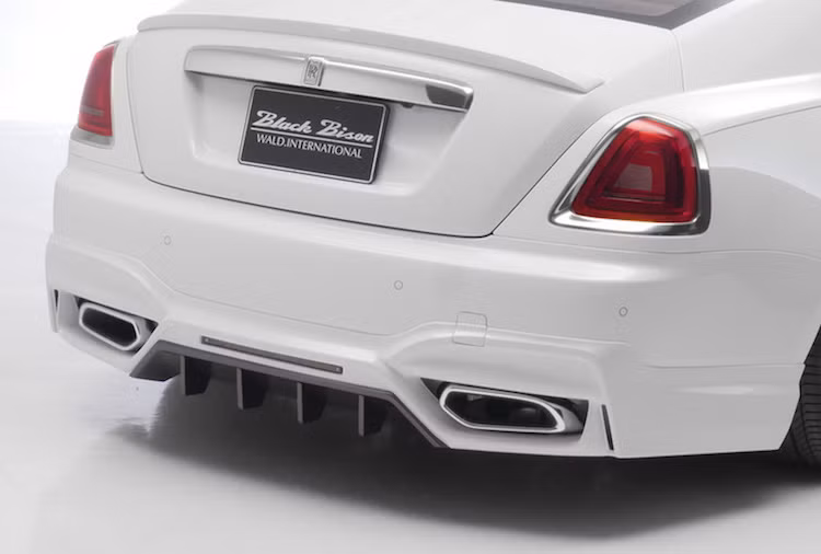 Cản sau của Rolls-Royce Wraith cũng đã được thay đổi, với cánh khuếch tán không khí lắp ở dưới và hai chụp ống xả thiết kế mới.