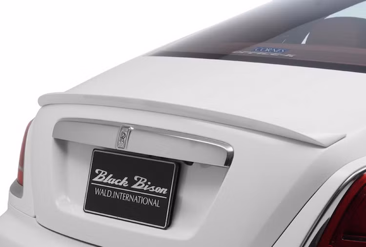 Trên nắp khoang hành lý của xe xuất hiện thêm một cánh đuôi nhỏ dạng nẹp, cải thiện nhẹ khả năng khí động học của Rolls-Royce Wraith.