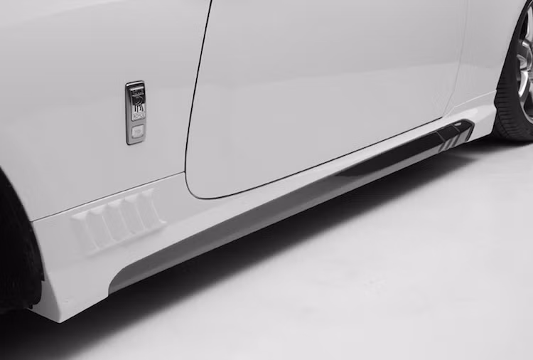 Những đường nét thể thao tiếp tục xuất hiện ở hai bên vè xe với những "mang cá", mặc dù các chi tiết này hoàn toàn chỉ mang tác dụng trang trí và không giúp cải thiện hiệu năng của xe.