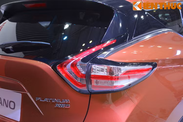 Đèn hậu của xe cũng có dạng LED và thiết kế hình boomerang độc đáo.