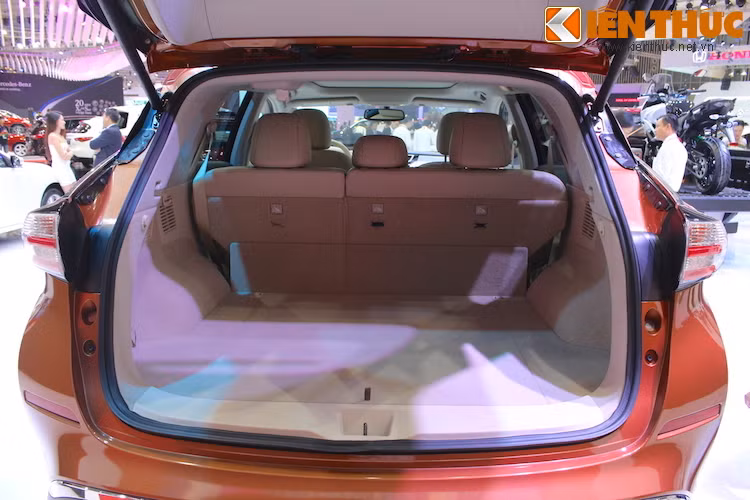 Khoang hành lý của xe rộng rãi với thể tích lên tới 1121 lít, và có thể mở rộng thành 1929 lít nếu gập hàng ghế sau lại.