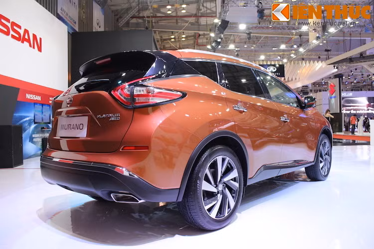 Đặc điểm độc đáo nhất trên mẫu xe mới đó là cột D của xe có màu đe, tạo cảm giác như các cửa kính bên của xe chạy nối liền với kính hậu, khiến cho mui xe như "nổi" trên kính.