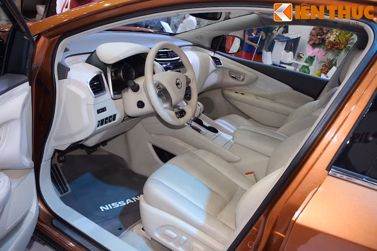 Không chỉ có tính năng điều khiển điện và ghi nhớ vị trí, ghế trước của xe được tích hợp hệ thống điều hòa (sưởi và làm mát). Ngoài ra, Murano mới còn có hệ thống thông tin giải trí thế hệ mới Nissan Connect SM với màn hình cảm ứng đa chạm 8 inch có hỗ trợ định vị và ứng dụng di động...