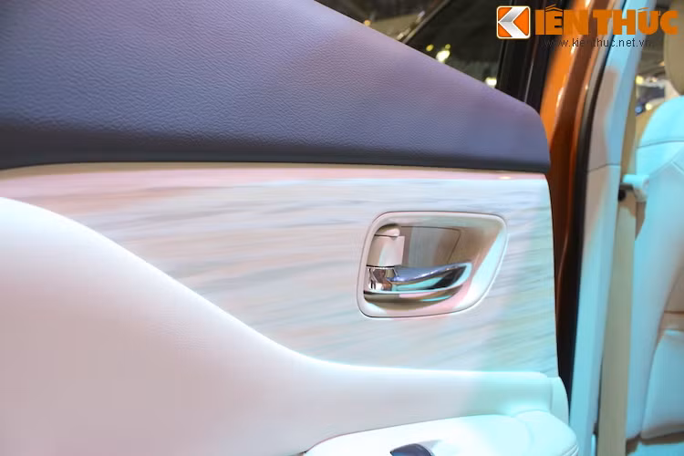 Các chi tiết ốp trong nội thất xe cũng có màu trắng thanh khiết, với vân đặc biệt mô phỏng theo vân xà cừ độc đáo và bắt mắt.