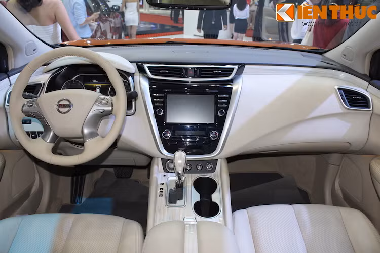 Bước vào trong nội thất, Murano Titanium gây ấn tượng bởi cabin gần như chỉ sử dụng tông màu trắng, đem tới cảm giác thanh nhã rất khó kiếm trên những dòng xe khác.