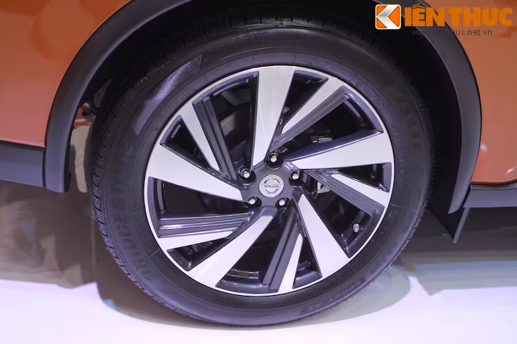 Thuộc phiên bản Titanium cao cấp nhất, chiếc Murano được trưng bày tại VMS có mâm đúc 2 tông màu 5 cánh xoắn với kích thước lên tới 20 inch.