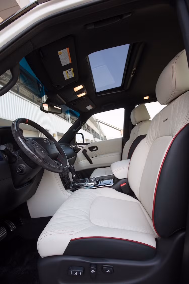 Những điểm khác biệt duy nhất của Patrol Nismo so với bản thường trong nội thất là vạch căn đường trên vô-lăng và và bảng đồng hồ màu đỏ.