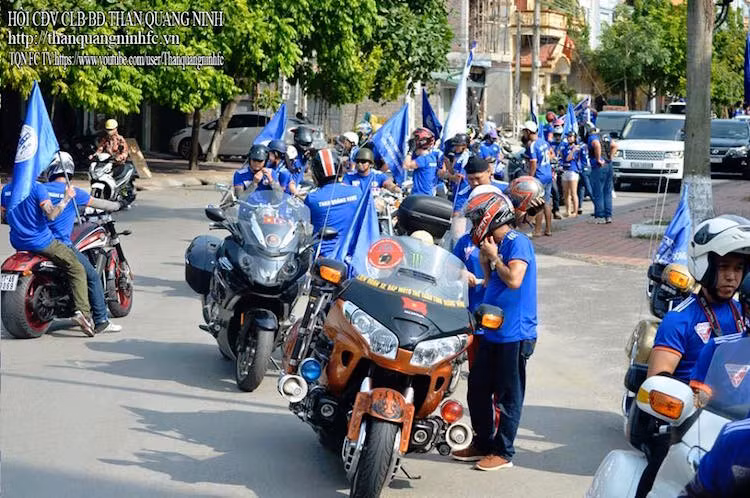 Những cổ động viên của Than Quảng Ninh chuẩn bị cho màn diễu hành trước khi trận đấu diễn ra, có khá nhiều người mê xe là những cổ động viên trung thành đầy nhiệt huyết của đội bóng đất mỏ.
