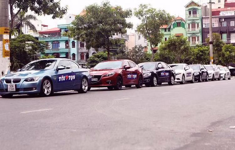 Trước khi trận đấu diễn ra, một cuộc diễu hành lớn bằng ôtô và môtô PKL đã được các cổ động viên tổ chức trên các phố phường ở Cẩm Phả.