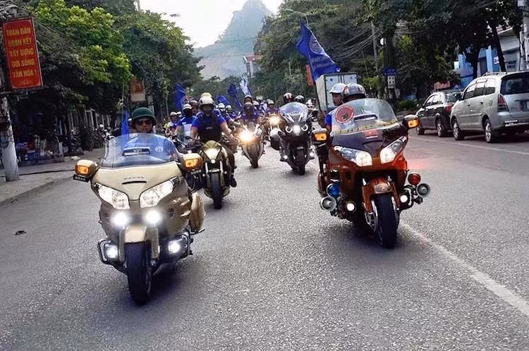 Dù có số lượng xe đông đảo nhưng cuộc diễu hành vẫn được tổ chức một cách có quy củ và tuân thủ pháp luật, tạo hình ảnh đẹp về cộng đồng chơi xe trong mắt người dân Quảng Ninh.