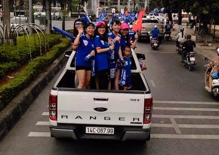 Ngay cả những cổ động viên nữ cũng đã "xuống đường" cổ động cho đội nhà giành chiến thắng một cách đầy nhiệt huyết.