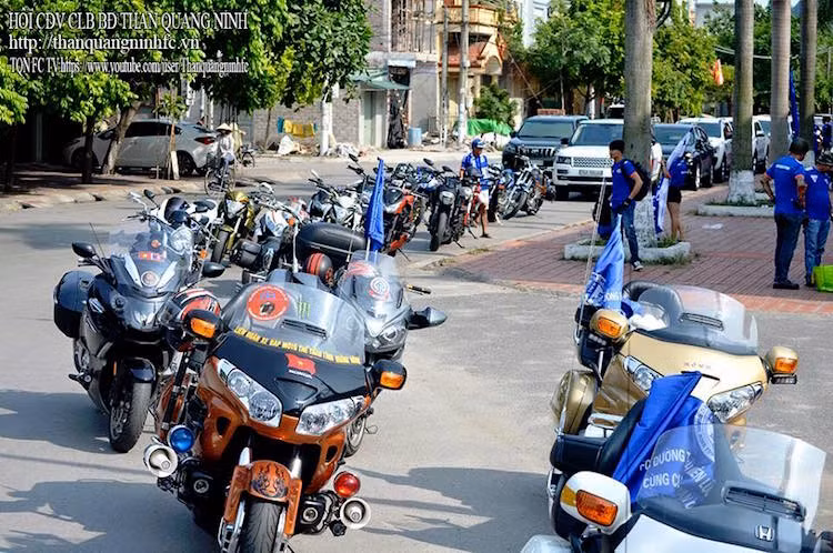 Bên cạnh đó là dàn môtô PKL "khủng" của những người chơi xe ở Quảng Ninh, có thể điểm tới một vài "anh tài" như Honda Goldwing, honda CB1000, Kawasaki Z1000 hay BMW K1600 GTL.