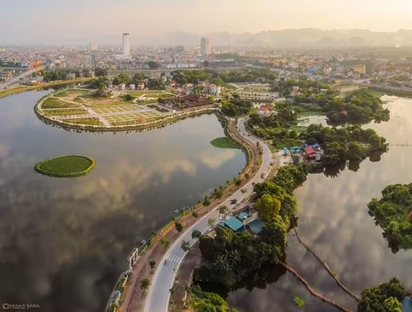 Hà Nam (860,5 km2): Trải qua chiều dài lịch sử, cố nhân đã để lại cho Hà Nam nhiều di sản văn hoá vật thể vô cùng quý giá: Trống đồng Ngọc Lũ - dấu ấn thời kỳ phát triển rực rỡ nhất của nền văn hoá Đông Sơn. Hà Nam là quê hương của những làng nghề thủ công truyền thống: lụa Nha Xá; mây tre đan Ngọc Động; sừng Mỹ nghệ Đô Hai...