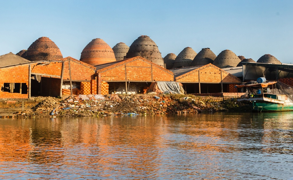 Vĩnh Long (1.475 km2): Vĩnh Long có nhiều di tích văn hóa quốc gia như Văn Thánh Miếu, Chùa Tiên Châu, Đình Long Thanh, Chùa Phước Hậu, Chùa Ngọc Sơn Quang, Đình Tân Hoà, Miếu Công Thần… Huyện Mang Thít còn có biệt danh là "vương quốc gạch gốm", nơi từng có hàng nghìn lò gạch dựng san sát ven sông Cổ Chiên và rạch Thầy Cai.