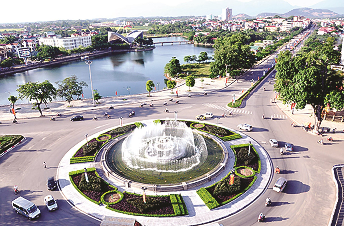 Vĩnh Phúc (1.238,6 km2): Vùng đất này nổi tiếng với quần thể danh lam, thắng cảnh tự nhiên nổi tiếng: rừng Quốc gia Tam Đảo, thác Bản Long, hồ Đại Lải, hồ Làng Hà... Vĩnh Phúc cũng gắn với nhiều di tích lịch sử như: Danh thắng Tây Thiên, Tháp Bình Sơn, Đền thờ Trần Nguyên Hãn, Di chỉ khảo cổ học Đồng Đậu...