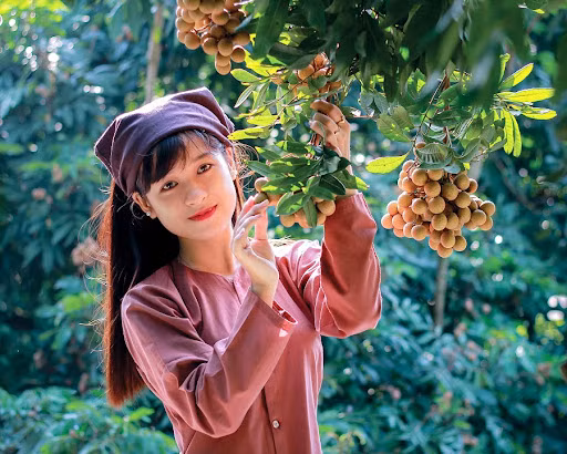 Hưng Yên (926 km2): Nơi đây có nhiều di tích lịch sử văn hóa nổi tiếng như đền Đa Hòa, đền Dạ Trạch gắn liền với truyền thuyết Chử Đồng Tử - Tiên Dung công chúa. Đặc biệt, quần thể di tích Phố Hiến minh chứng cho một thời thịnh vượng của mảnh đất "Thứ nhất Kinh Kỳ, thứ nhì Phố Hiến". Tỉnh còn có đặc sản nhãn lồng nổi tiếng.