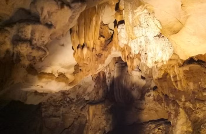 Hang động Thẳm Khến được Bộ Văn hóa, Thể thao và Du lịch công nhận là di tích quốc gia ngày 27/10/2020.