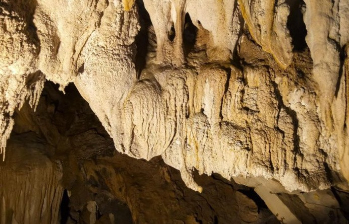 Dưới nền hang có những nhũ đá nhiều hình thù kỳ lạ tạo nên khung cảnh như một bức tranh sơn dầu khổng lồ vẽ phong cảnh thiên nhiên hoang sơ.