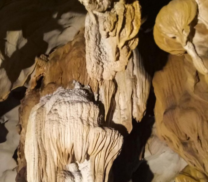 Thẳm Khến gồm 2 hang động lớn. Hang thứ nhất uốn lượn theo hình chữ S, có chiều dài khoảng 160m nằm ở vị trí lưng chừng đồi gồm một khoang chính và 2 ngách nhỏ với các khối nhũ đá mang hình thù những dải lụa trải dài và rủ xuống nền hang động.