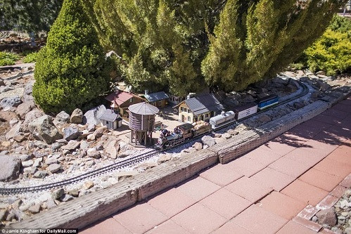 Đệ nhất phu nhân Adrianne hiện làm giám đốc marketing cho một sòng bài tại Nevada, bà cũng luôn tạo ra sức ảnh hưởng để cộng đồng ý thức tới sự phát triển của Molossia.