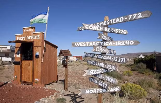 "Tôi đặt mục tiêu đón 200 khách vì Molossia đang chạy đua với Nauru, đảo quốc tí hon nằm ngoài vùng biển tây Thái Bình Dương. Cảm giác rất tuyệt nếu du lịch Molossia vượt trội hơn cả một đất nước được Liên hợp quốc công nhận", ông Baugh kỳ vọng.