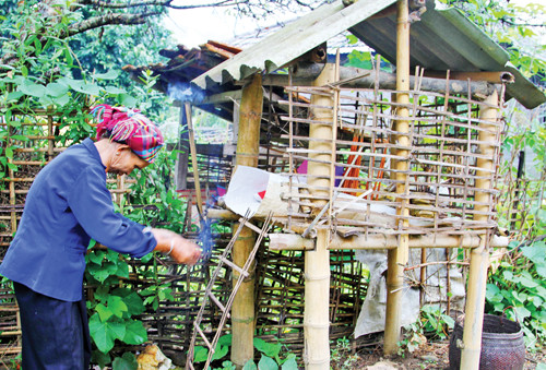 Đặc biệt, sang ngày 15 âm lịch, người Thái tổ chức cúng bên ngoại, tức là cúng bố mẹ vợ. Lễ cúng phải thực hiện bên ngoài nhà nên gia đình làm một cái nhà nhỏ tạm ngoài vườn để bày lễ cúng.