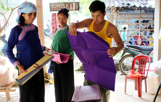 Một điều tạo nên sự khác biệt trong lễ Rằm tháng 7 của người Giáy là họ tự mua giấy màu về để cắt tiền vàng, quần áo, hàng mã theo đúng trang phục truyền thống dân tộc mình. 