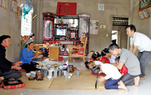 Người Thái có tục lệ, trong lễ xíp xí, con cháu nội ngoại ở riêng đều mang lễ lạt đến chúc mừng bố mẹ, ông bà. Khi đến phải cúi lạy để tỏ lòng biết ơn đối với các đấng sinh thành.