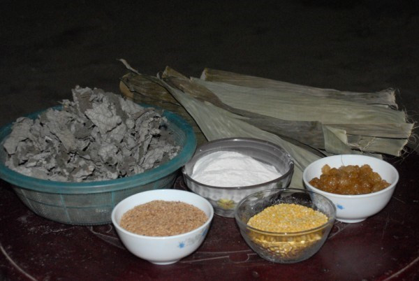 Lễ Pây tái của dân tộc Tày, Nùng ở Cao Bằng: Trong quan niệm của dân tộc Tày và Nùng, ngày Rằm tháng 7 là dịp để báo hiếu. Theo truyền thống, con gái và con rể sẽ đem lễ về thăm nhà ngoại để tỏ lòng biết ơn đến công sinh thành của cha mẹ. Từ "Pây tái" trong tiếng Tày có ý nghĩa như vậy.