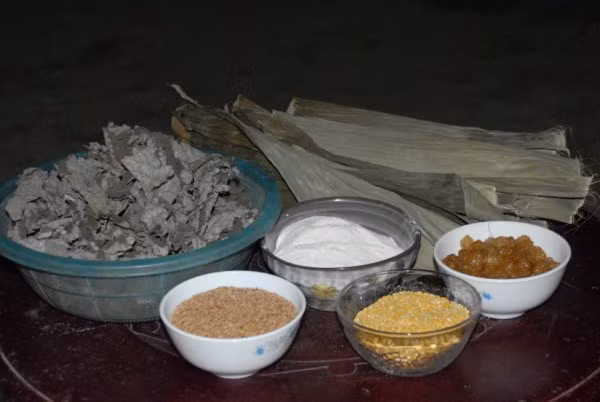 Lễ Pây tái của dân tộc Tày, Nùng ở Cao Bằng: Trong quan niệm của dân tộc Tày và Nùng, ngày Rằm tháng 7 là dịp để báo hiếu. Theo truyền thống, con gái và con rể sẽ đem lễ về thăm nhà ngoại để tỏ lòng biết ơn đến công sinh thành của cha mẹ. Từ "Pây tái" trong tiếng Tày có ý nghĩa như vậy.