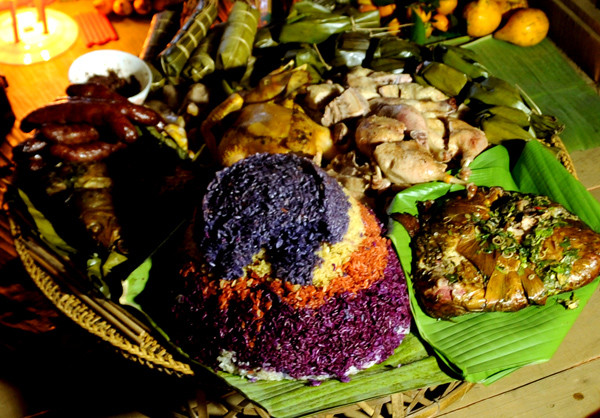 Bên cạnh đó, lễ cúng chúng sinh được đồng bào cúng vào thời điểm 21 – 22h đêm. Thủ tục lễ cúng đơn giản là cắm 7 nén hương thành hàng trước ngõ, sau đó trộn xôi, cháo, thịt lợn, nước canh, rắc dọc theo chân hương rồi làm lễ.