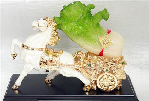 Mua vật phong thủy: Trẻ em thường hay đeo vòng bạc để có giấc ngủ ngon, tránh các bệnh tật. Với đồ phong thủy cũng vậy, cũng có tác dụng giống như chiếc vòng bạc của trẻ em, giúp tránh được những điều không may mắn và mang lại điều tốt đẹp cho người dùng.