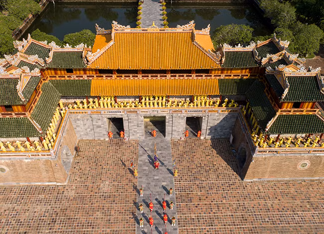 Lúc triều đình nhà Nguyễn cáo chung, vua Bảo Đại lưu vong nơi xứ người, Đức Từ Cung vẫn "neo giữ" cả thể xác và tâm hồn ở Huế. Bà tự bỏ tiền túi để sửa chữa Thái Miếu, Hưng Miếu, cùng các tôn lăng của các thành viên hoàng gia triều Nguyễn.