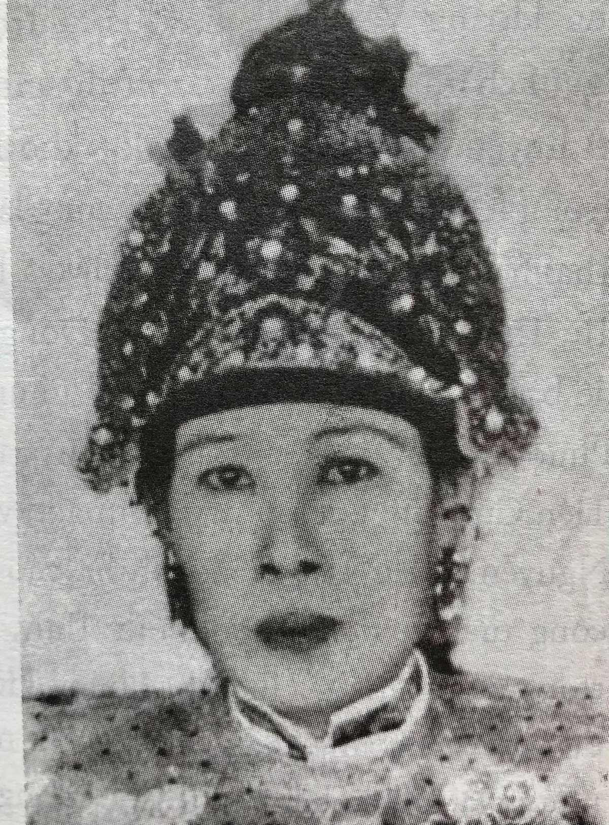 Đức Từ Cung tên thật là Hoàng Thị Cúc, sinh năm 1890. Gia đình bà tuy có cha là quan tri huyện nhưng có cuộc sống rất khó khăn.