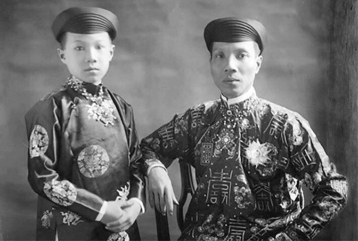 Năm 1916, bà Hoàng Thị Cúc được vua phong là Huệ tần, tiếp đến là Huệ phi, bậc thứ hai (nhị giai phi) trong cửu giai 9 bậc mà các vua triều Nguyễn phong cho các phi tần của mình.