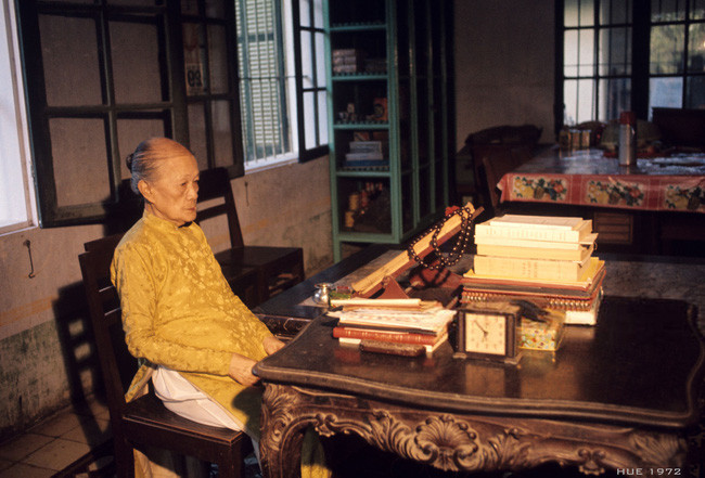 Những năm tháng cuối đời bà lại trở về cuộc sống cô đơn và nghèo khó, không có con cháu bên cạnh. Nhưng dù cuộc sống khó khăn, Đức Từ Cung vẫn làm tròn phận sự của mình với tổ tiên nhà Nguyễn cho đến giây phút cuối cùng.