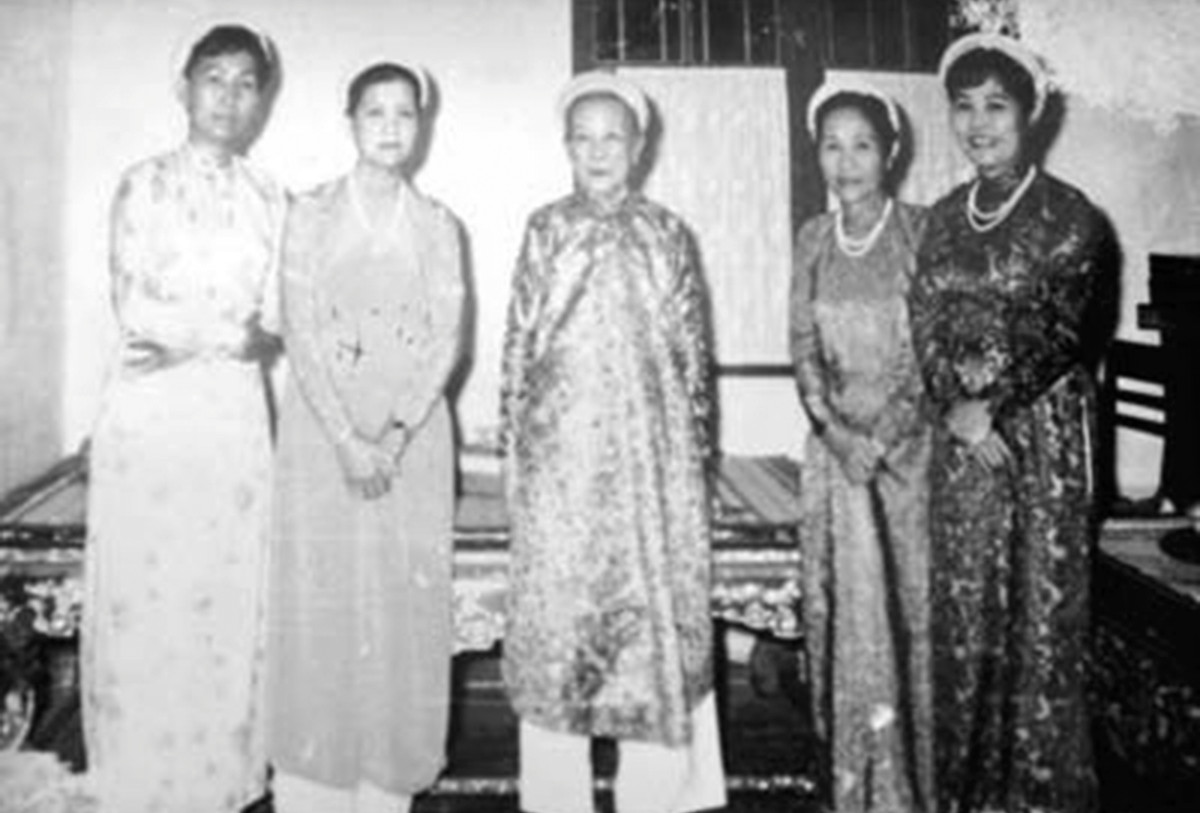 Theo sử liệu, sinh ra trong gia đình quan lại cấp thấp, hoàn cảnh khó khăn nhưng bằng sự chịu khó, đức tính cần cù, Đức Từ Cung không ngừng phấn đấu rèn luyện cả chữ Hán, Pháp văn và Quốc ngữ, cùng với các nghi lễ, văn hóa ứng xử cung đình và cả trên trọng trách mà bà đảm nhiệm. Cuộc đời bà gắn liền với câu chuyện truyền miệng mang màu sắc tâm linh. Chuyện kể rằng, thời xưa, ở làng Mỹ Lợi, huyện Phú Lộc, Thừa Thiên -Huế, có một ông thầy địa lý đã nhìn mộ ông tri huyện Hoàng Trọng Tích mà phán rằng "Họ này sẽ phát hoàng hậu".