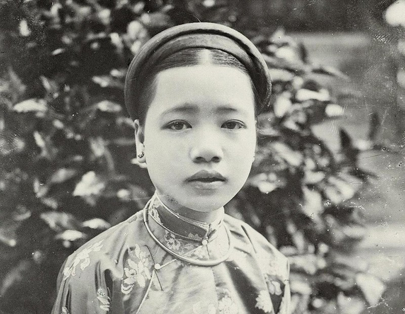 Lúc nhỏ, vua Duy Tân từng có mối tình chớm nở với cô gái tên Hồ Thị Chỉ. Tuy nhiên, có lẽ do duyên số trời định, người lên xe hoa của vua lại là bà Mai Thị Vàng.