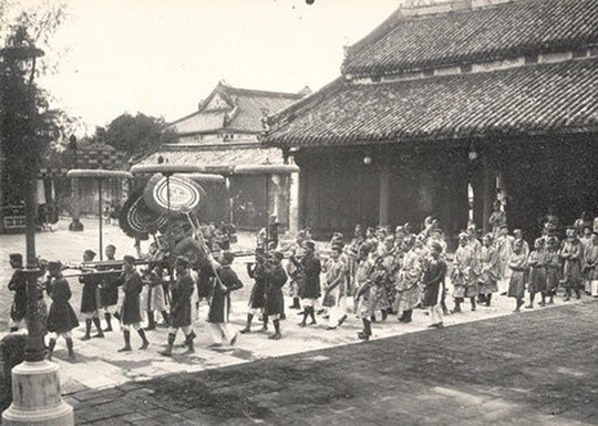 Đầu năm 1916 lễ nạp phi được diễn ra một cách trang trọng. Cô dâu Mai Thị Vàng mặc áo rộng, đội khăn vành. (Ảnh minh họa lễ cưới nhà Nguyễn).