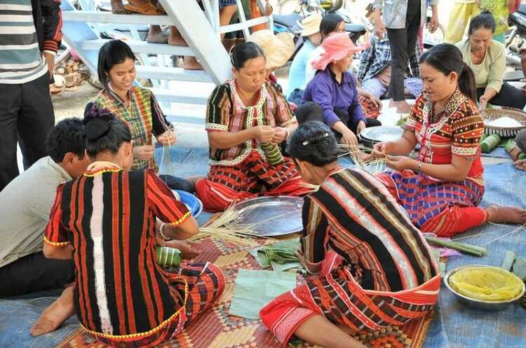 Đặc biệt, VQG Cát Tiên còn được thế giới ngưỡng mộ bởi đây là nơi cư trú của 11 dân tộc và là nơi có không gian văn hóa, di sản Ốc Eo. Ngoài khám phá thiên nhiên, đến VQG Cát Tiên, khách tham quan có cơ hội khám phá những phong tục tập quán độc đáo của các dân tộc Việt Nam.