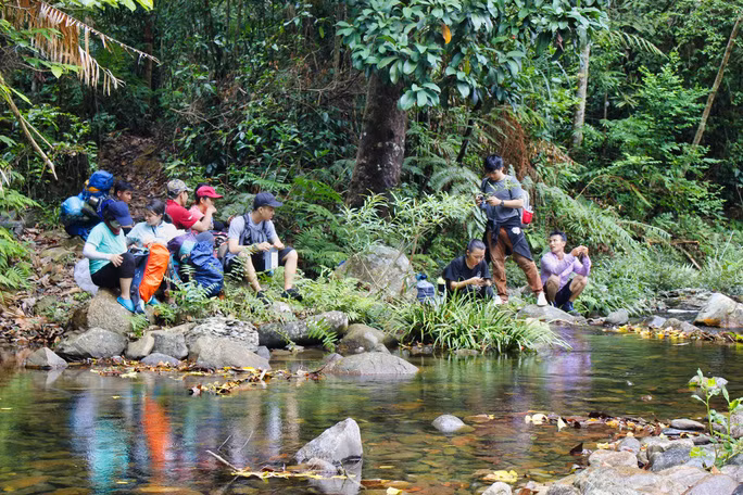 Sau khi vượt sông Hinh sẽ tới bìa rừng với độ cao khoảng 200m so với mực nước biển. Đoạn này đường dễ đi, dốc không cao và chỉ cần bước theo những lối mòn của những người đi rừng. Tuy nhiên, đường lại dài nên dễ mất sức.