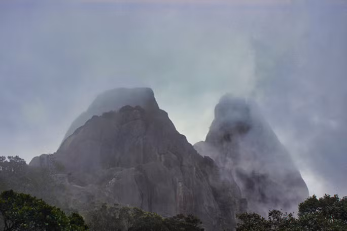 Lối thuận tiện nhất cho việc chinh phục hòn Vọng Phu là đi từ hướng Đắk Lắk, tiến sâu vào rừng với điểm xuất phát từ thôn 9 xã Ea M’Doal, huyện M’Đrắk, tỉnh Đắk Lắk.