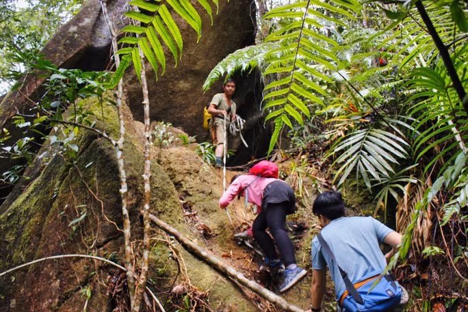 Sau chặng đường từ thôn vào chân núi lớn, địa hình hoàn toàn mới: vượt dốc. Điều đáng nói là có một lối đi duy nhất là đi men theo sóng lưng núi vừa hẹp vừa dốc đứng. Hai bên dốc sẽ là 2 vực thẳm. 