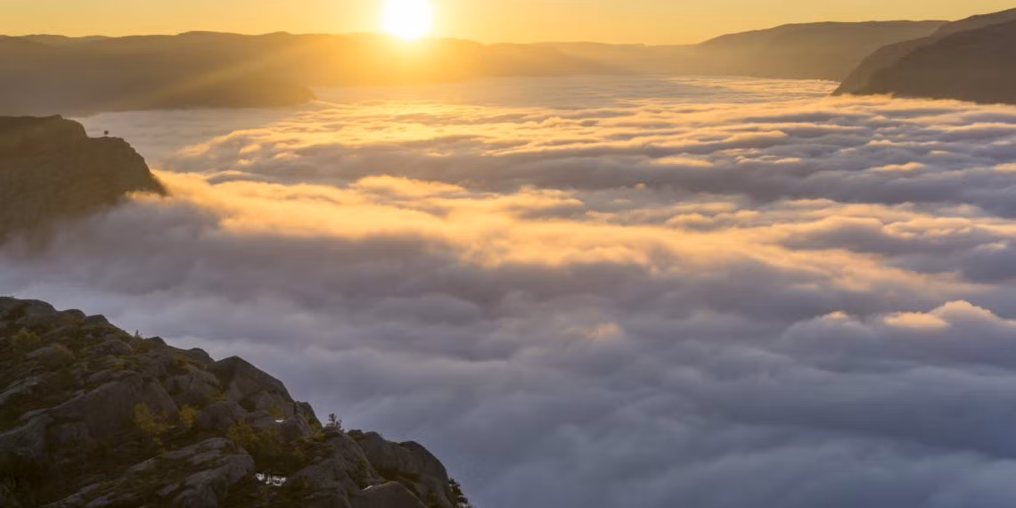 Tuy nhiên, đỉnh Khang Su Văn ở độ cao 3.012 m đẹp như một bức tranh thủy mặc. Mây bồng bềnh trôi. Cả biển mây trong tầm mắt.