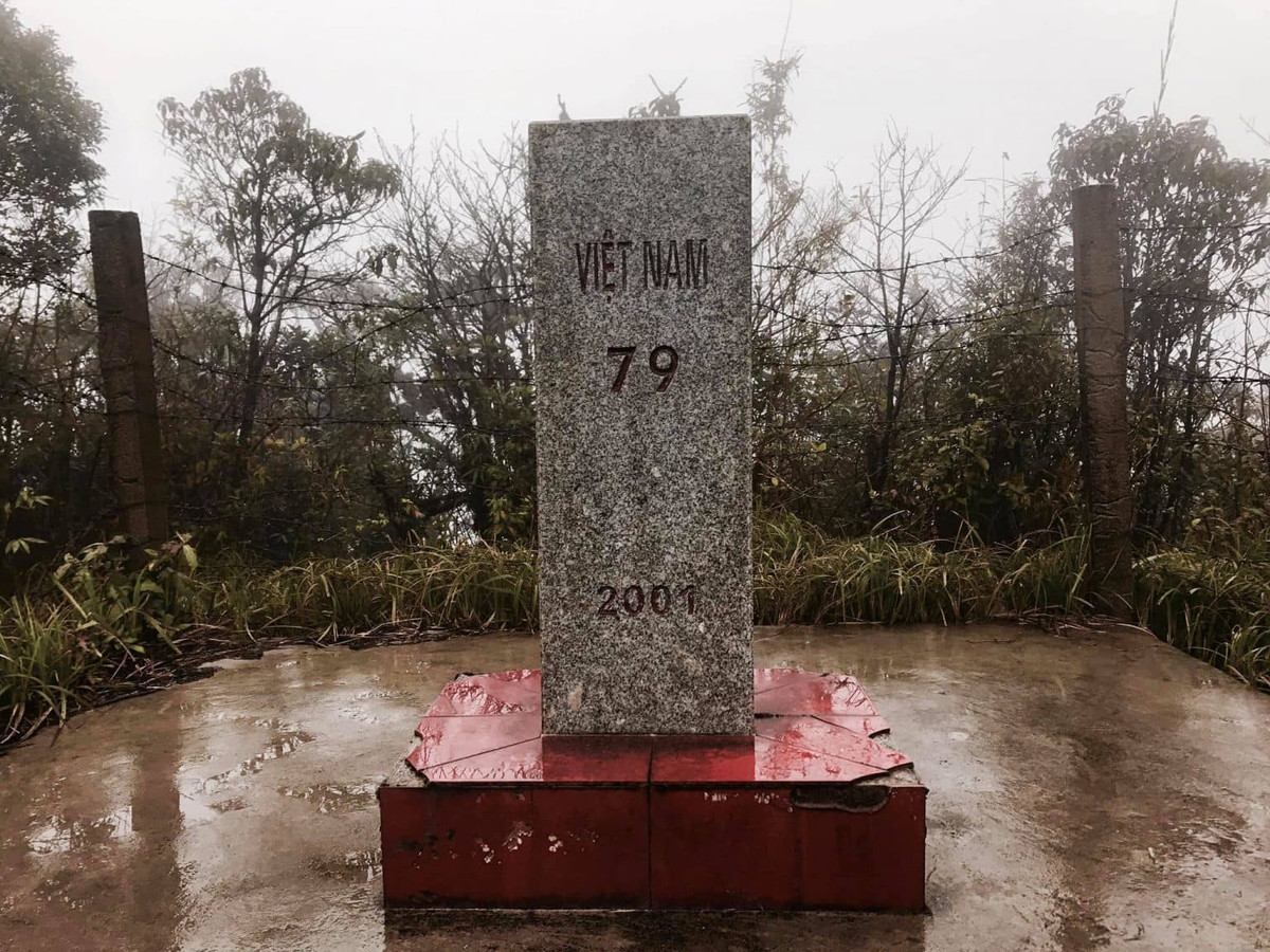 Vượt qua thác nước sẽ tới cột mốc 79 huyền thoại. Đây là cột mốc đánh dấu lãnh thổ thiêng liêng của Việt Nam.